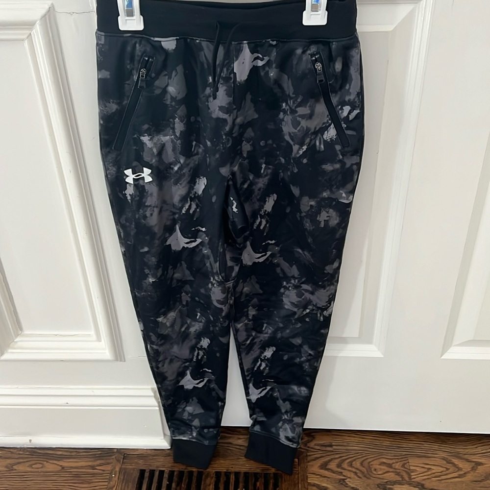 under armor size YMD loose fitting athletic joggers